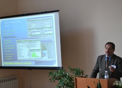 З науковою доповіддю виступає професор Ігор Букша